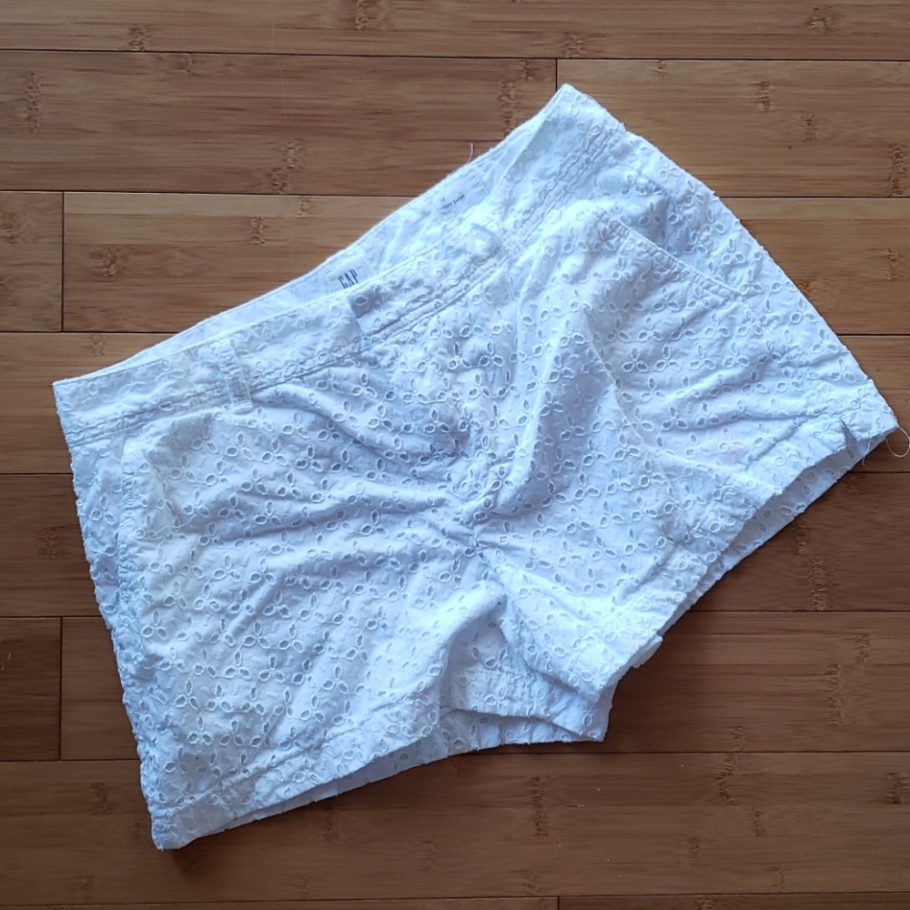 Gap 14 city short embroidered white shorts